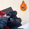 Tênis Esportivo Infantil 2026 Inverno Novo Estilo Sapatos Casuais com Biqueira Shell para Meninos Sapatos de Algodão Quentes Antiderrapantes com Forro de Lã para Meninas