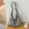 Bolsa de mão feminina transfronteiriça com design de nicho, novo modelo 2026, estilo casual, grande capacidade, bolsa de ombro tote com estampa de leopardo vintage