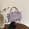 Nova Bolsa Boston Feminina Primavera 2026 em Padrão Lichia Roxa, Bolsa de Mão Versátil e Fashionável para o Dia a Dia, Bolsa de Ombro e Transversal