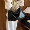 Bolso de hombro casual tipo tote de cuero suave para mujer, adecuado para ir al trabajo, moderno para otoño de 2026, modelo nuevo versátil, bolso simple y de gran capacidad