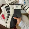 Nuevos Calcetines Grises de Oso de Dibujos Animados para Primavera y Otoño, Calcetines de Algodón para Mujer hasta la Mitad de la Pantorrilla, Calcetines Largos de Estilo Academia Deportiva, Lindos Calcetines de Estilo Japonés para Mujer