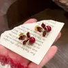 Pendientes de botón de circón y perla con pluma nacarada Pendientes Lujo Ligero Sentido de Alta Gama Temperamento Versátil Diseño de Nicho Sentido Adornos para Orejas Mujer