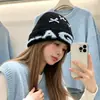 Gorro de alta calidad de mezcla de lana coreana, perfecto para otoño e invierno, hace que tu cara se vea más pequeña, presenta un patrón de jacquard con letras y tiene un ajuste holgado y cómodo