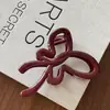 Pinza Roja Minimalista Estilo Francés con Acabado de Alta Gama, Adecuada para Peinados Recogidos en la Parte Trasera de la Cabeza, Pinza de Tiburón Grande para Cabello Grueso, Accesorio de Cabello Versátil y Elegante