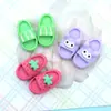 Pantuflas con Patrón Popular Creativo Accesorios de Resina Llavero de Pegamento Cremoso DIY Zapatos con Agujeros Caja de Papelería Decoración Colgante
