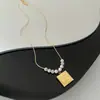 Collar de amor hueco de acero de titanio resistente a la decoloración para mujer, colgante de amor con diseño de nicho de lujo ligero, cadena de clavícula de temperamento versátil