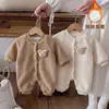 Pijama de bebé para Otoño/Invierno con forro polar y pies, Unisex, Lindo estilo coreano, Oso pequeño, Traje cálido para gatear, Body estilo invierno