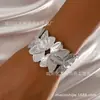 Un Conjunto de Pulseras Sencillas para Mujer con un Diseño Ancho Patrón de Hojas Que Es Versátil