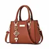 Bolsa quadrada pequena bolsa de mão feminina bolsa de ombro simples bolsa de grande capacidade bolsa mensageiro dupla com pompom de pelo atacado transfronteiriço