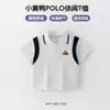 [Pato Amarillo Pequeño] Verano 2026 Nuevo Camiseta Polo Casual Versátil con Bloques de Color para Niños Y6T028