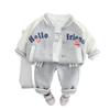 Uniforme de béisbol inglés de primavera 2025 para niños, combinación de colores, ropa de dibujos animados para niños y niñas, playera de manga larga, conjunto de tres piezas para niños, lote