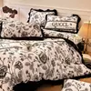 Conjunto de colcha estilo Hepburn, apresentando um conjunto de quatro peças em veludo de leite para o inverno, com forro de fleece adicional para aquecimento extra, e um conjunto de lençol e capa de edredom de fleece de coral de três peças