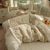 Conjunto de Cama de Quatro Peças em Renda Esculpida de Leite de Lã para Classe A de Inverno Capa de Edredom Quente Plush Dupla Face Espessada Lençol de Cama Conjunto de Cama
