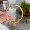 Pulsera Campana Palacio Antiguo Seiko para Mujer Campana Anillo Liso Pulsera Sólida Latón Chapado en Oro Moda Pulsera Versátil Venta al por Mayor