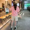Camiseta Curta Rosa Estilosa Versátil de Meia Manga Verão 2025 para Crianças Maiores com Estampa de Desenho Animado Fofo Top Infantil