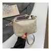 Nova Bolsa de Palha Magnética Versátil para Primavera e Verão com Design de Nicho para Mulheres, Bolsa de Palha Tecida com Contas Estilosa e Fashion