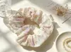 Scrunchies de Tecido Estilo Vintage Atacado, Laços de Cabelo Coreanos com Bordado Floral Xadrez, Suprimentos para Lojas de Acessórios, Direto da Fábrica