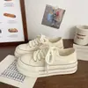 Tênis de lona com sola grossa na cor creme, estilo fino, novidade para Primavera/Verão 2026, estilo coreano de nicho, tênis casuais brancos para estudantes, tênis de skate