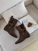 Botas de tornozelo Melard retro de camurça plissadas para mulheres, nova coleção outono/inverno 2026, botas versáteis estilo western com fivela de cinto, botas curtas