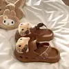 Sapatos Perfurados Fofos Hello Kitty de Duas Vias com Solado Grosso para Mulheres Nova Coleção Primavera/Verão 2025 Versáteis Casuais Aumentadores de Altura Antiderrapantes Fechados Chinelos