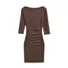 Elegante vestido gris de un solo hombro con manga de tres cuartos, colección otoño 2026, corte ajustado, ceñido a la cintura, que realza la figura y con falda corta que se ajusta a las caderas