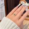 Anillo de Flor Nuevo Retro Xiaohongshu para Mujer Estilo Ins Moda Lujo Accesible Zirconio Redondo Verde Anillo Abierto Anillo
