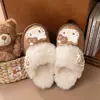 Pantuflas de felpa para mujer para usar en exteriores, nuevos estilos de otoño e invierno, diseño lindo de caricatura, cálidas y forradas de vellón, versátiles, de suela gruesa, pantuflas de algodón cerradas para interiores