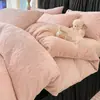 Conjunto de cama de quatro peças simples e elegante em veludo de leite branco-creme, com um design de veludo espesso e estampado, adequado para outono e inverno, incluindo uma capa de edredom e três outras peças