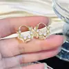 Brincos de Argola Flor de Concha Pérola Banhados a Ouro Real de Luxo Leve para Mulheres, Presilhas de Orelha com Design Exquisito de Zircônia Microincrustada, Novo Estilo