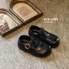 Novos Sapatos Infantis Outono 2026 Estilo Britânico Esculpido Retrô Solado Macio Sapatos Pequenos de Couro para Meninas
