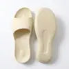 Pantuflas sencillas para adultos sin cordones con una sensación cómoda, modelo nuevo para mujer, adecuadas para uso en interiores del hogar y el baño, pantuflas de verano de EVA para mujer