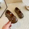 Zapatos bajos de una sola pieza dulces para niños, nuevo estilo primavera y otoño 2026, zapatos de cuero para bebé, versátiles y a la moda con suela blanda, zapatos de princesa
