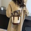 Bolsa Retrô Fashion para Carregar na Mão para Mulheres Verão Nova Casual Versátil Bolsa Balde Textura Moderna Cor Contrastante Bolsa Transversal