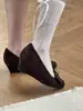 Zapatos de tacón bajo de estilo francés suave 2026 Puntera redonda Cuña de lazo Estilo Mary Jane Versátiles para el trabajo Citas Zapatos de mujer