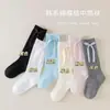 Novos estilos de outono e inverno para meias de meninas: meias infantis com detalhes de laço, estilo coreano, modernas e de cano longo para outono e inverno