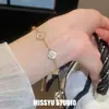 ¡Beyu Liuguang! Pulsera Exquisita Retro de Zirconia Chapada en Oro Real de 18 Quilates con Nácar Pulsera de Muñeca de Lujo Ligero Sensación de Alta Gama Joyería para Manos