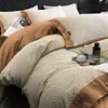 Juego de cuatro piezas simple y de alta gama 100% algodón puro engrosado cepillado, ropa de cama cálida para otoño e invierno estilo botón, impresión digital 100% algodón