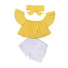 Conjunto de dos piezas de ropa infantil moderna con pantalones cortos vaqueros para niñas, top rosa con hombros descubiertos y pantalones cortos blancos.