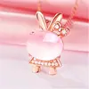 Pingente de Coelho Menina Fofo Macio Decoração de Cristal Rosa em Forma de Ovo Mini Saia Ins Coelho Fofo Pingente de Coelho Fofo Vários Colares