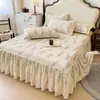 Falda de cama de una sola pieza de algodón cepillado estilo coreano, estilo simple, color sólido, universal para todas las estaciones, amigable con la piel, algodón puro, cubierta de cama antideslizante, juego de tres piezas