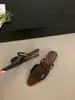 Sandalias Chuyuji de estilo retro francés con punta abierta y tacón bajo para mujer, nuevo diseño versátil de una sola tira para el verano 2026