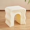 Mesa de Centro Ondulada Pequeña Creativa de Celebridad de Internet Ins Mesa Auxiliar para Sofá de Sala de Estar Estilo Crema de Diseño Taburete Bajo para Café