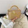 Nova bolsa de mão 2026, bolsa de ombro bordada fashion, simples e elegante, com um toque de luxo, bolsa tiracolo em couro envernizado, moderna