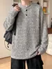 Camiseta Henley de Manga Longa com Padrão Espinha de Peixe Masculina Outono Estilo Old Money Design com Capuz Senso de Design Top Pulôver Solto