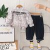 Ropa de Manga Larga para Niños Primavera y Otoño 2025 Ropa para Niños Pequeños y Medianos Conjunto de Dos Piezas Camisa de Graffiti para Bebé Pantalones de Mezclilla con Parche