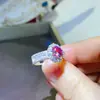 Anillo de moissanita rosa de 1 quilate lujo incrustado elegante anillo de diamante de color para mujer al por mayor segunda pluma de diamante lateral