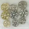 Atacado em estoque botão de metal de alta qualidade botão de pérola oco moda de luxo leve estilo Chanel fivela de diamante moda em forma de cruz
