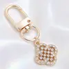 Lujo Ligero Chapado en Oro Full Diamante Charm Hebilla en Forma de D Colgante Hueco en Forma de Corazón Accesorios para Bolsos Llaves Fábrica Stock Mayorista