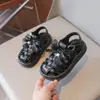 Zapatos de playa para niña con suelas blandas, zapatos de princesa versión coreana de verano, sandalias cerradas tejidas nuevas para niña 2026 con lazo