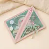 Bolsa de armazenamento em rede estilo Ouyang Nana, uma bolsa de cosméticos versátil, de grande capacidade e portátil para viagens, perfeita para guardar artigos de higiene pessoal e outros itens pequenos.